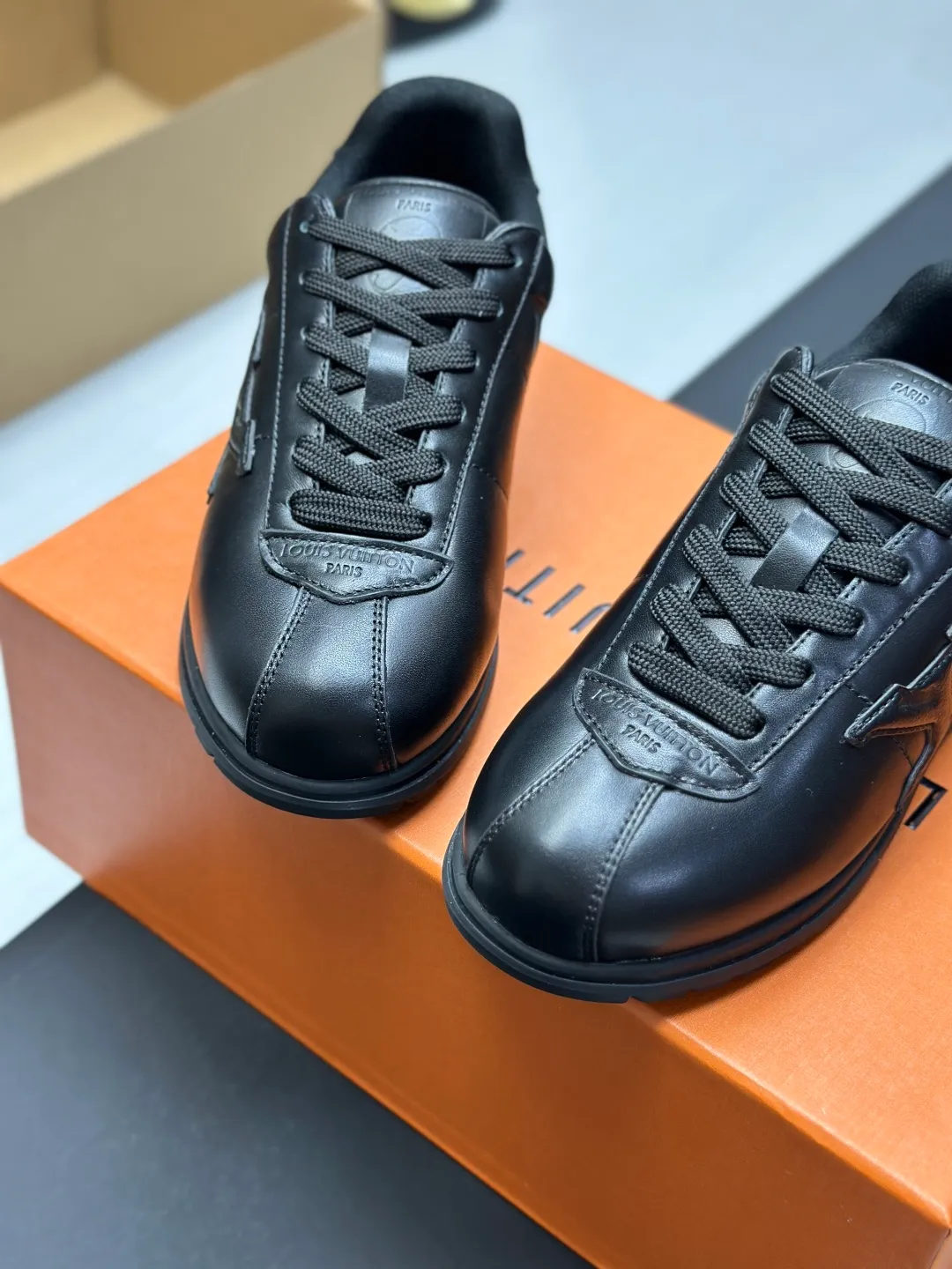👟👟Ex-factory price 680👟👟 Full set of packaging with airplane box💰Top version LV-Louis Vuitton-classic catwalk new style 1:1 development replica of the original version! ! The upper foot is very comfortable. It is made of luxurious materials and fine workmanship. The midsole is printed with English letters "Made in Europe". The upper is made of calfskin imported from Italy. The side is decorated with the brand's LOGO and signature. The latest latex foot pads and mesh lining make the foot feel super comfortable. The original two-color TPU combination outsole is specially provided by the original factory. Bag technology Goodyear stitched edges Fabric: Exclusive customized first-layer cowhide Accessories: Exclusive private model Vuitton logo, lining: Customized silk mesh lining - first-layer silk cowhide lining Outsole: TPU combination outsole wear-resistant, non-slip and anti-yellowing Foot pads: new latex pads-mesh sweat-absorbent Counter technology: fully computerized sewing machine wire drawing Toe box back cover Hot and cold shaping Full set of pull-top lasts with medium and low logo patterns Special counter packaging - shoelaces, certificate, card, instructions, certificate of quality, dust bag, the most complete packaging on the entire network, women's 35-40 men's 38-46 (38/46 customized, non-refundable! GD9916